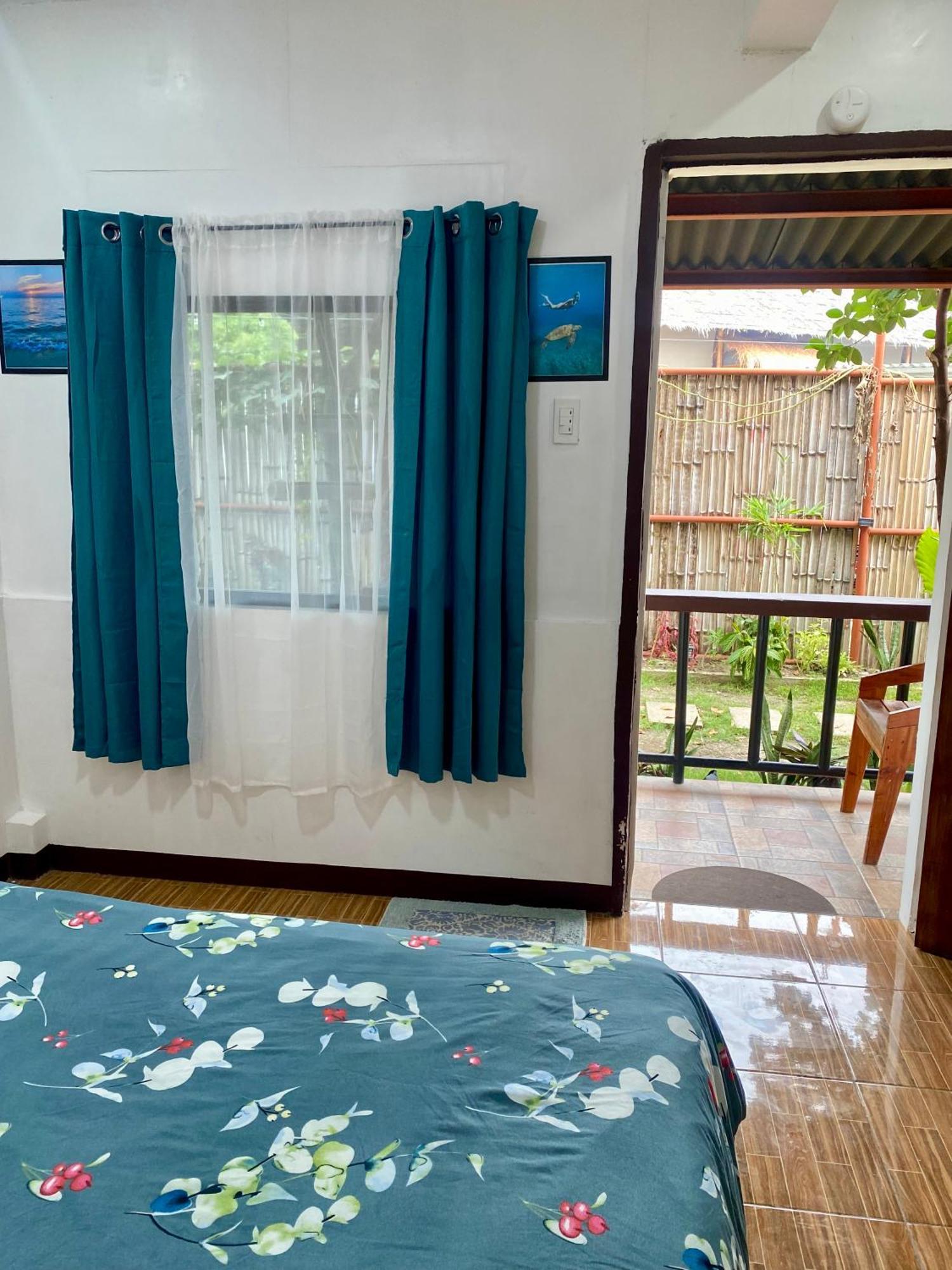 Moalboal Panagsama Beach Topbudz Hostel 몰볼 외부 사진